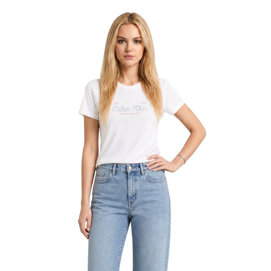 T-shirt Donna Bianca Calvin Klein Jeans; 100% Cotone. Taglio regular fit, maniche corte e scollo tondo. Stampa frontale nera logo 'Est. 1968 New York City', tessuto leggero stile casual-urban. Vista frontale 