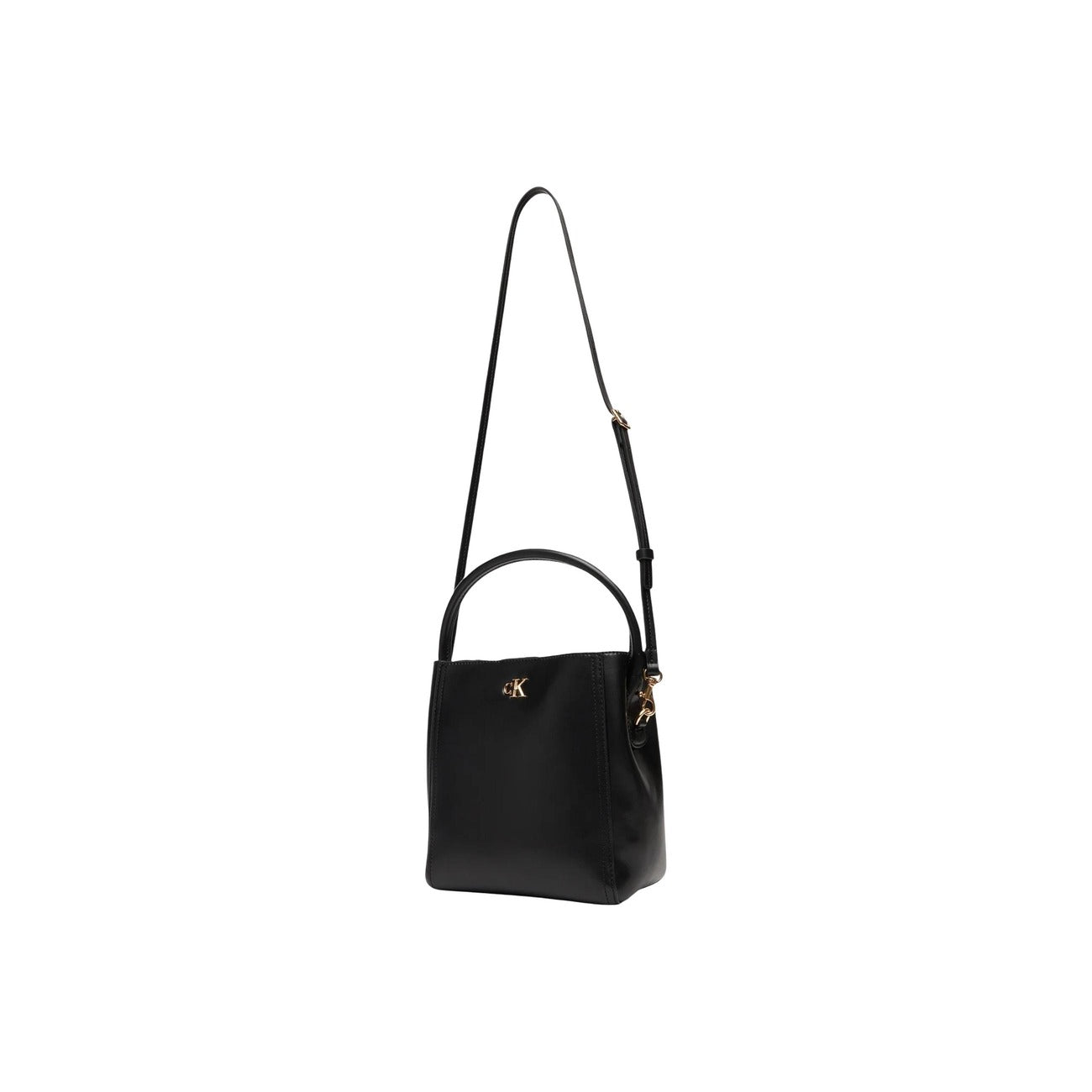 Calvin Klein CK Bucket nera con tracolla; borsa media strutturata in poliuretano e poliestere riciclato, dettagli in metallo iconici e design minimalista contemporaneo. Vista con tracolla
