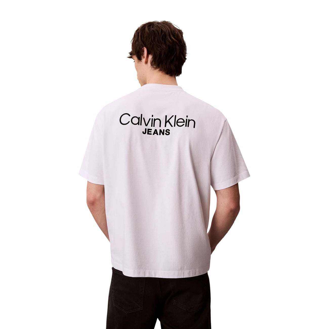 T-shirt Calvin Klein Jeans Bianca; 100% Cotone. Logo piccolo applicato, maniche corte, girocollo. Vestibilità regular, tessuto leggero e traspirante. Stile casual premium. Vista posteriore 
