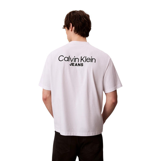 T-shirt Calvin Klein Jeans Bianca; 100% Cotone. Logo piccolo applicato, maniche corte, girocollo. Vestibilità regular, tessuto leggero e traspirante. Stile casual premium. Vista posteriore 