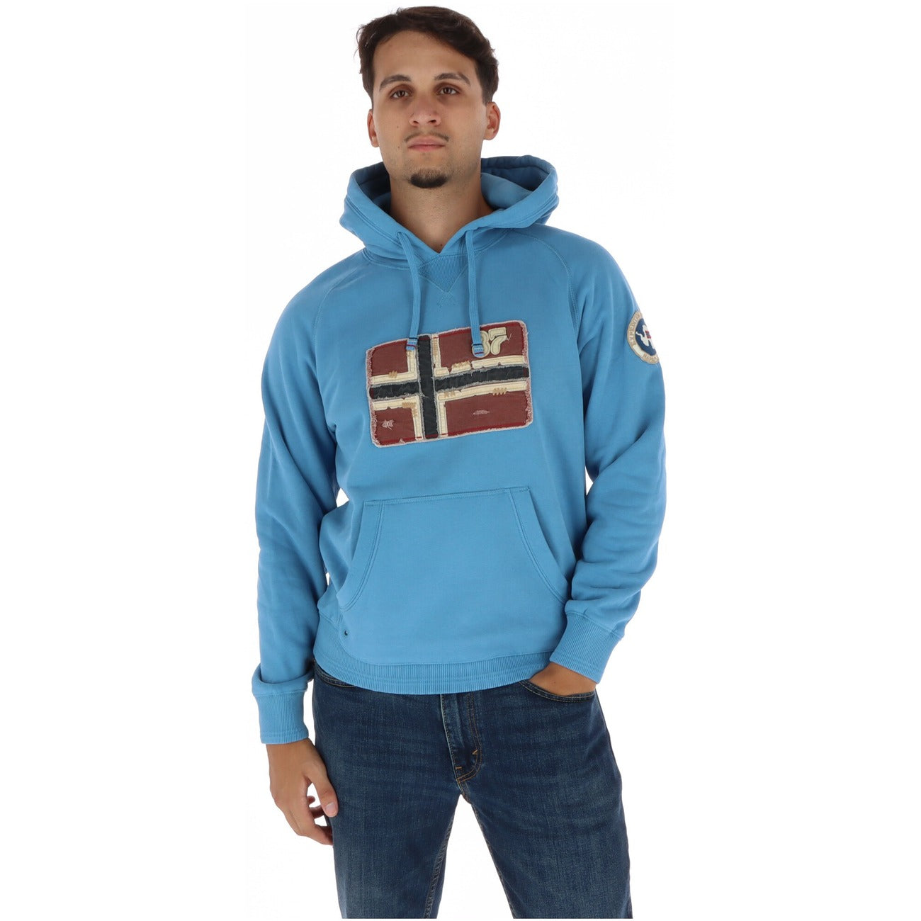 Felpa con cappuccio uomo d'archivio con bandiera norvegese. Felpa sportswear casual in cotone e poliestere con tasca a marsupio, patch logo sulla manica, polsini a costine e vestibilità comoda relaxed fit. Azzurro 