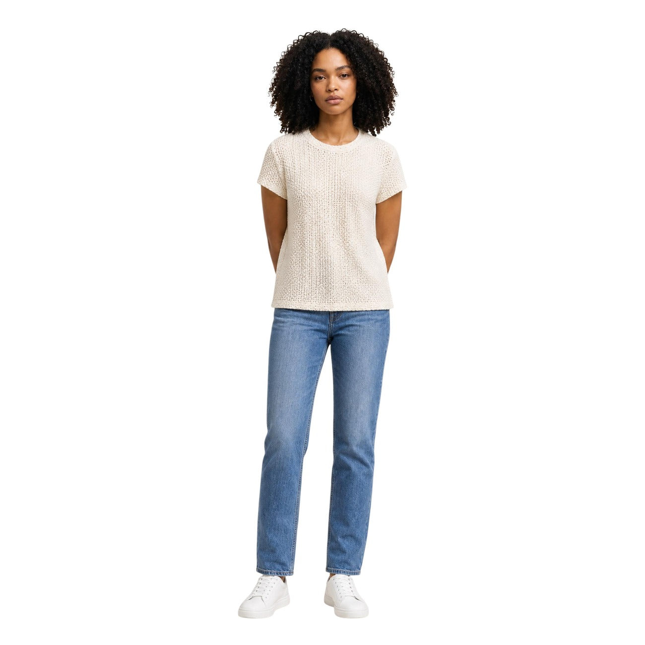 T-shirt Bianca Levi's® Fiona; Effetto Pizzo Floreale. 95% Poliestere, 5% Elastam. Tessuto traforato trasparente, girocollo, vestibilità stretch. Femminile, leggera e versatile. Figura intera frontale 