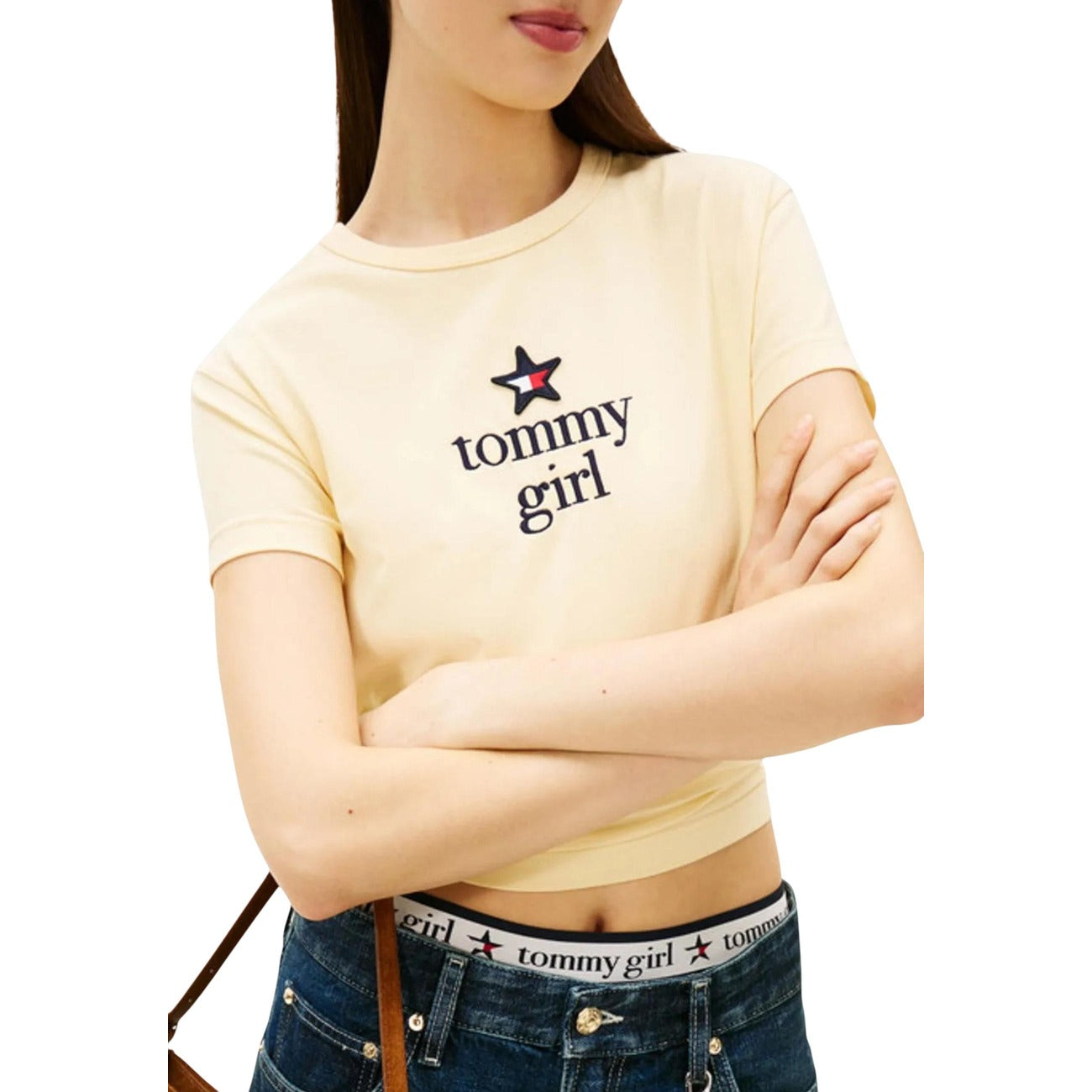 T-shirt Tommy Girl 90s Style; cotone stretch, logo ricamato, spalle scese, regular fit. Modello unisex e sostenibile. Colore beige. Vista frontale 