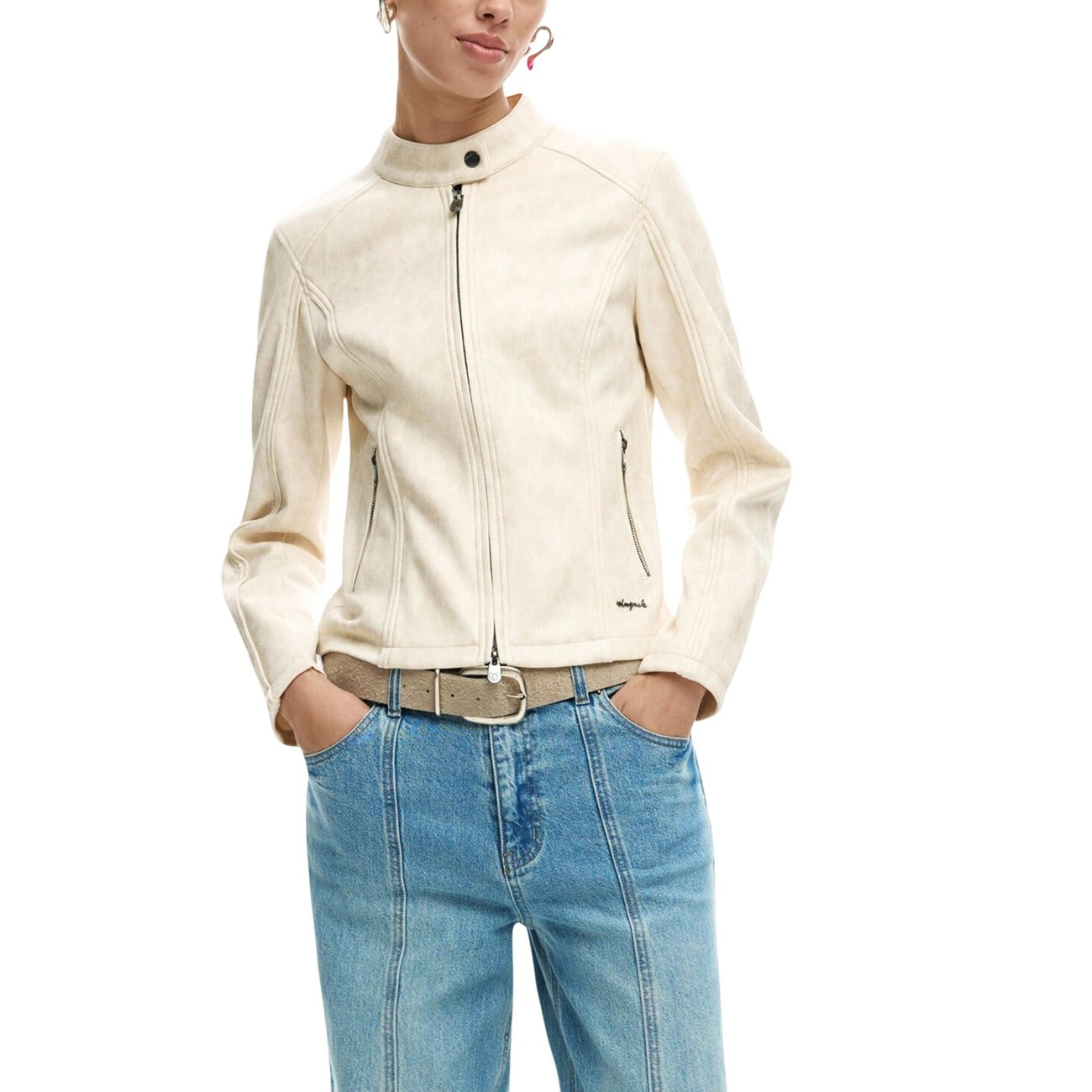 Giacca Desigual donna bianca con cerniera maniche lunghe scollo tondo tasche anteriori 96% poliestere 4% elastan - vista frontale indossata da Modella 