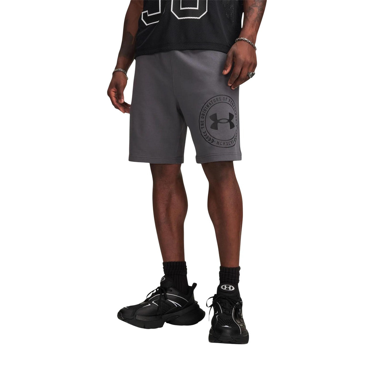 Bermuda Uomo Grigi Under Armour Sportivi; Pantaloncino in spugna leggera misto cotone con stampa logo laterale. Vita elastica, tasche laterali e tasca posteriore, stile activewear e tempo libero. Frontale 
