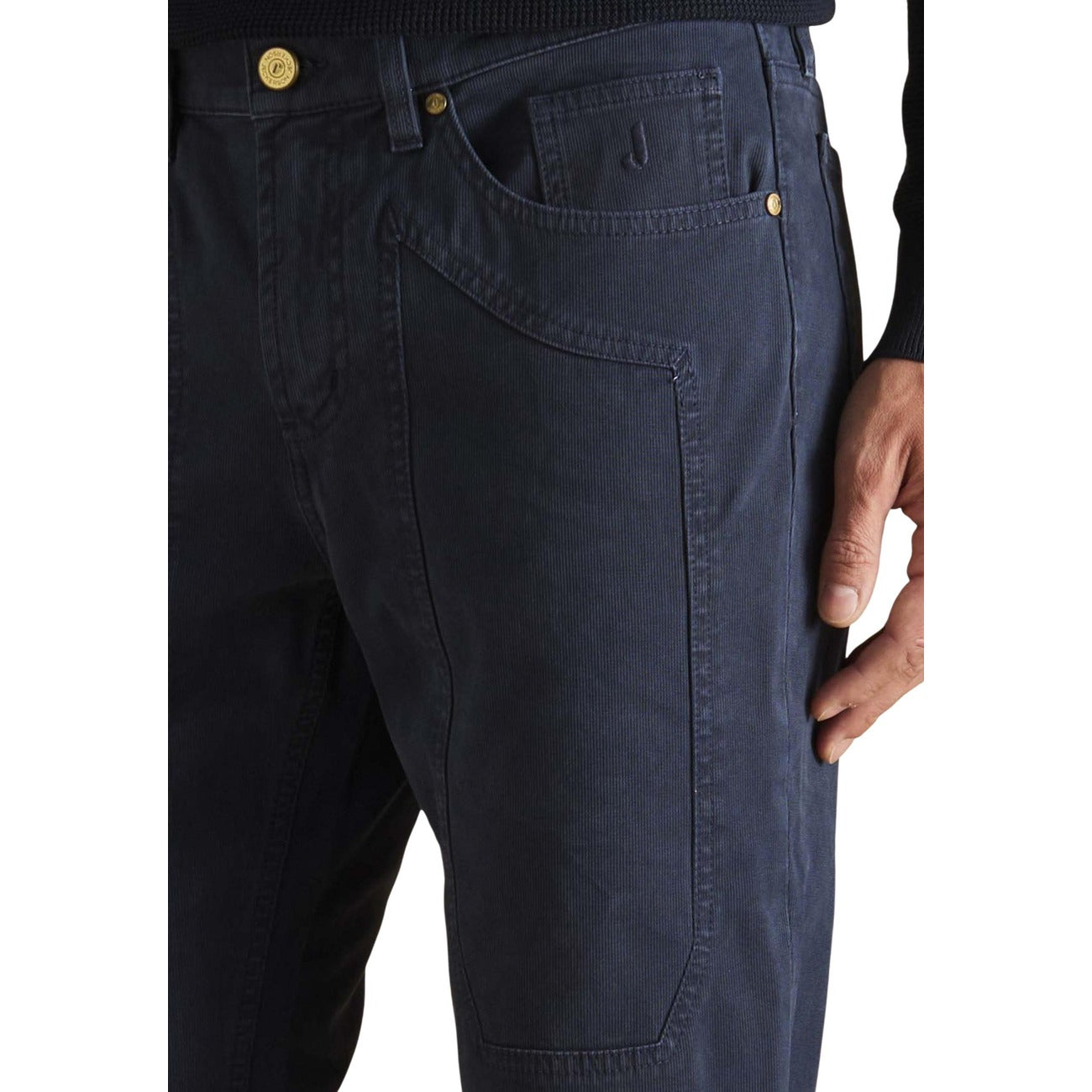Jeckerson JOHN Slim Jeans; cotone elasticizzato, toppa iconica, 5 tasche, taglio slim raffinato. Il must-have versatile per l'uomo contemporaneo. Colore blu vista dettaglio tasca 