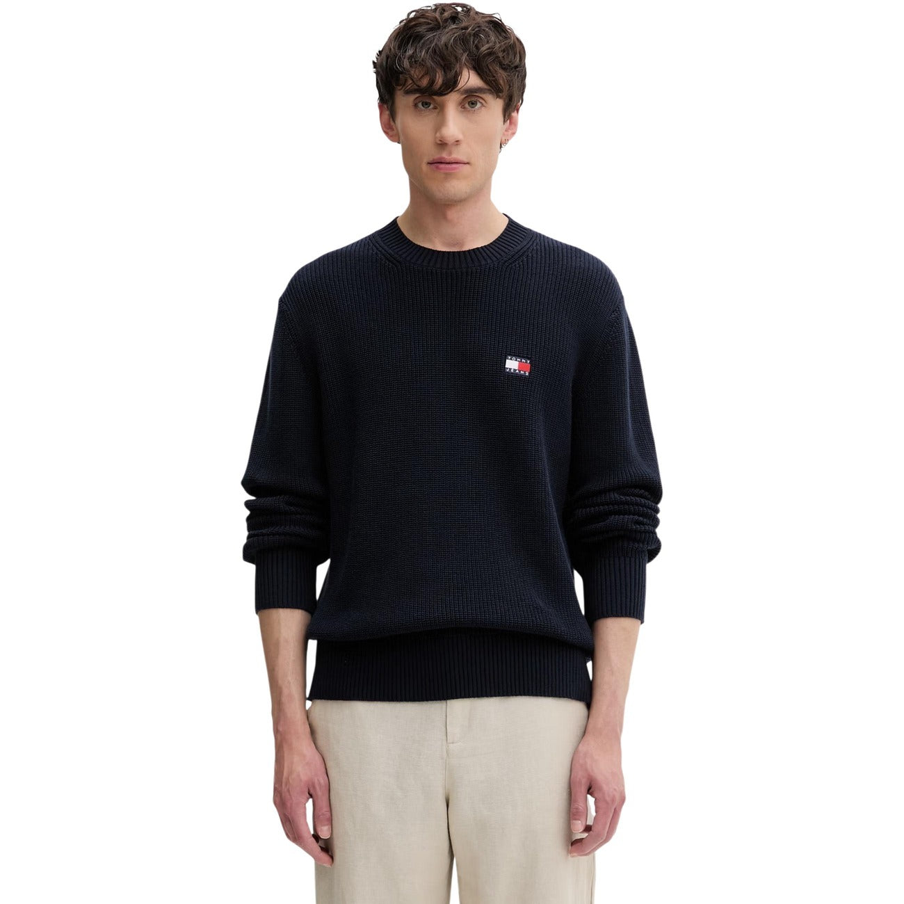 Maglione Tommy Jeans uomo blu DM0DM20923. Pullover a girocollo in cotone sostenibile con lavorazione a maglia spessa, maniche lunghe, bordi a costine e logo classico applicato sul petto.