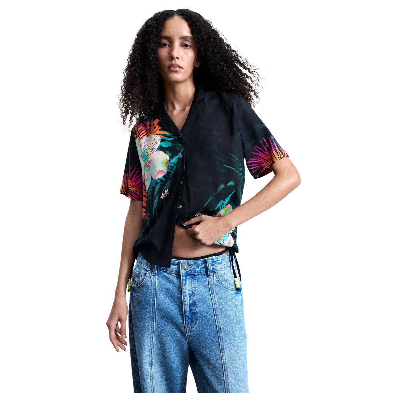 Camicia Bowling Tropical SS26; Vestibilità Regular. Bottoni madreperlati, manica corta, tessuto leggero. Camicia multicolore disegnata a Barcellona, fresca e di tendenza.