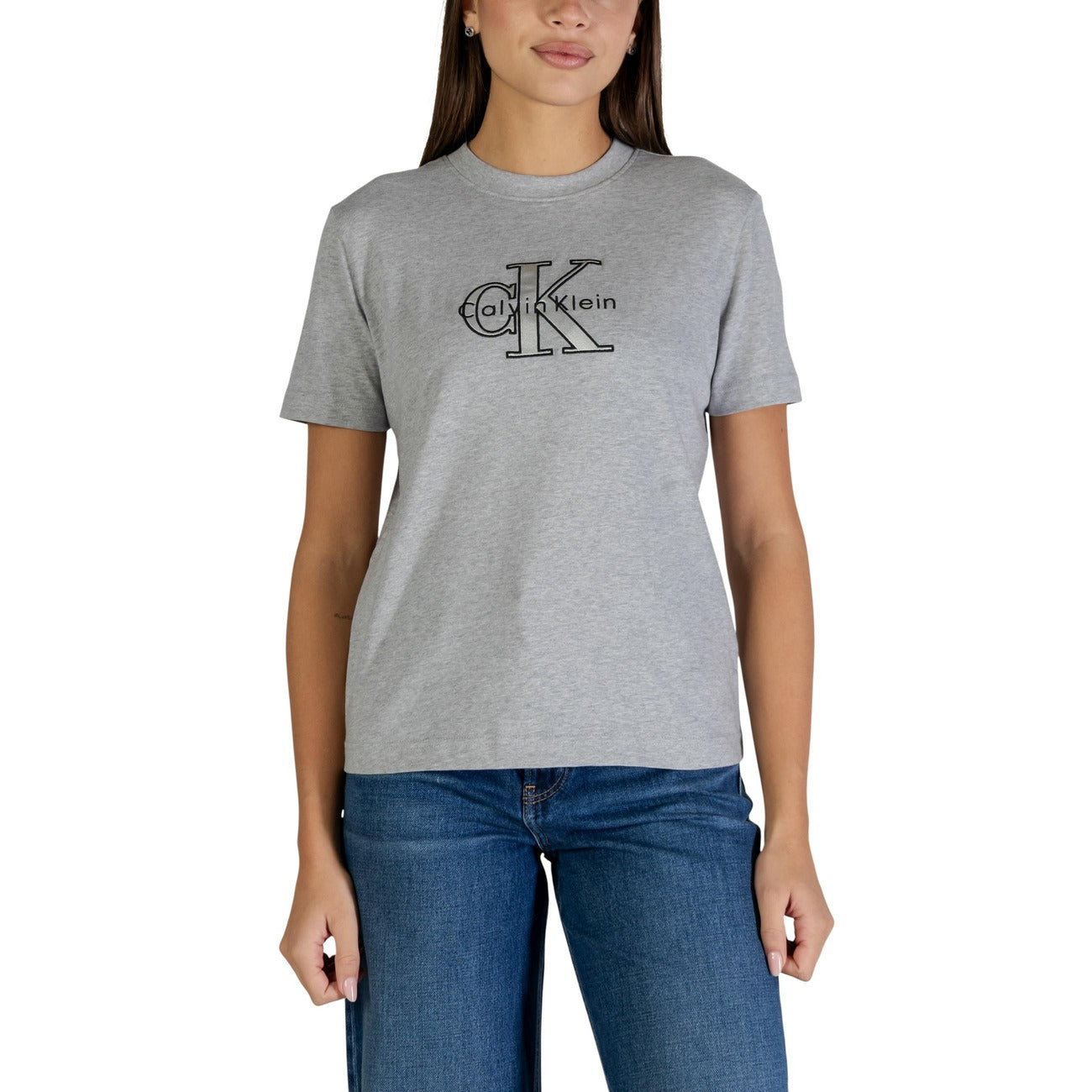T-shirt donna Calvin Klein Jeans; 100% cotone, logo frontale stampato, maniche corte. Taglio classico e versatile. Colore grigio. Vista frontale 