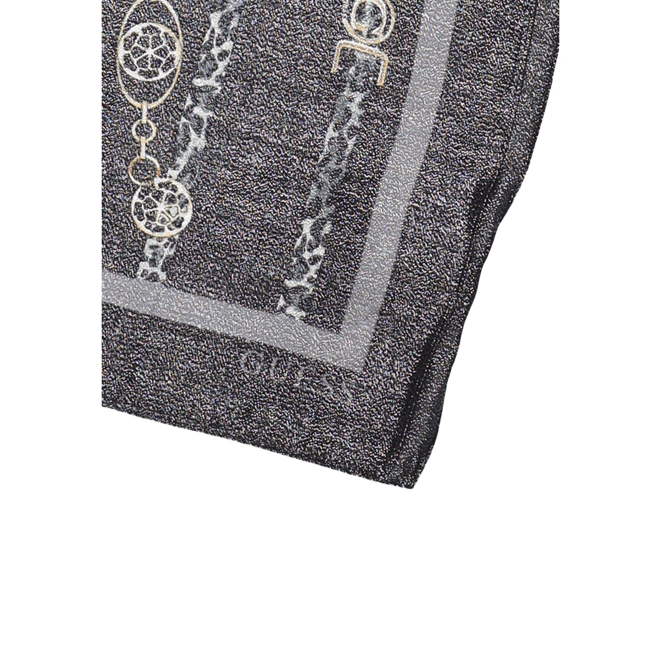 Foulard Rettangolare Stampa Catene Donna Guess; Tessuto 100% viscosa morbida con motivo gioiello ornamentale. Accessorio leggero multifunzione da mezza stagione. Dettaglio stampa 