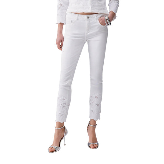 Liu Jo B.UP Ideal WA6260; pantaloni in cotone stretch, taglio regular, fondo gamba con ricamo floreale traforato. L'eleganza Liu Jo per outfit quotidiani con un tocco femminile. Colore bianco vista frontale 