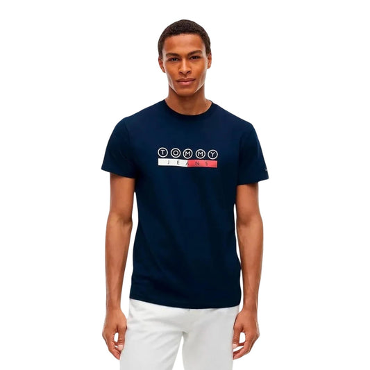 T-shirt Tommy Jeans blu uomo DM0DM23715. Maglietta da uomo blu a maniche corte in cotone rigenerato ecosostenibile con girocollo e stampa grafica logo Tommy Hilfiger sul petto, t-shirt casual e streetwear.