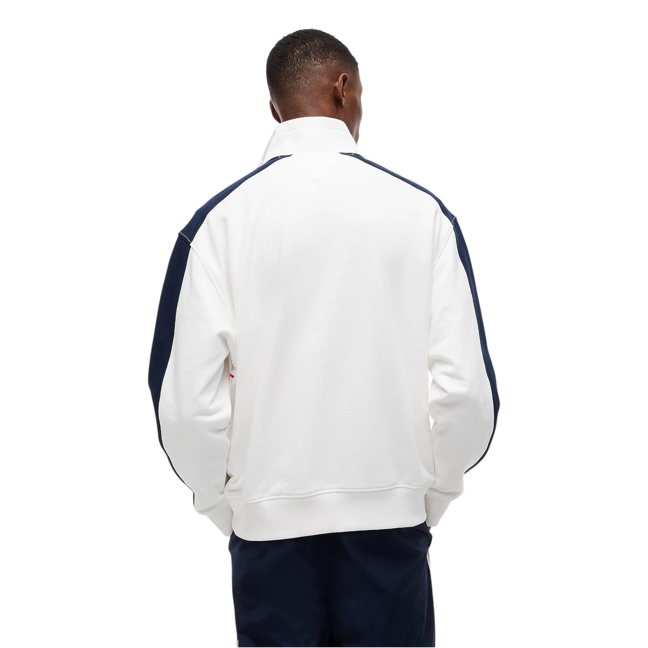 Felpa Uomo Tommy Jeans; Bianco e Multicolore. Tessuto in spugna di cotone organico, taglio relaxed fit con spalle scese, collo a imbuto con mezza zip e tasca a marsupio. Logo badge frontale, stile street-wear 4 stagioni. Posteriore 