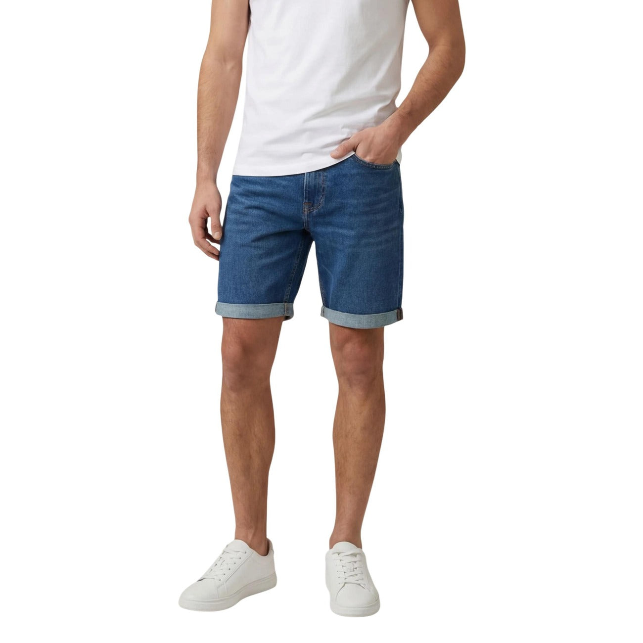 shorts da uomo Calvin Klein Jeans Realizzati con una composizione sostenibile che include il 65% di cotone, il 29% di poliestere riciclato, il 5% di cotone riciclato e l'1% di elastene. Indossato da modello vista frontale 