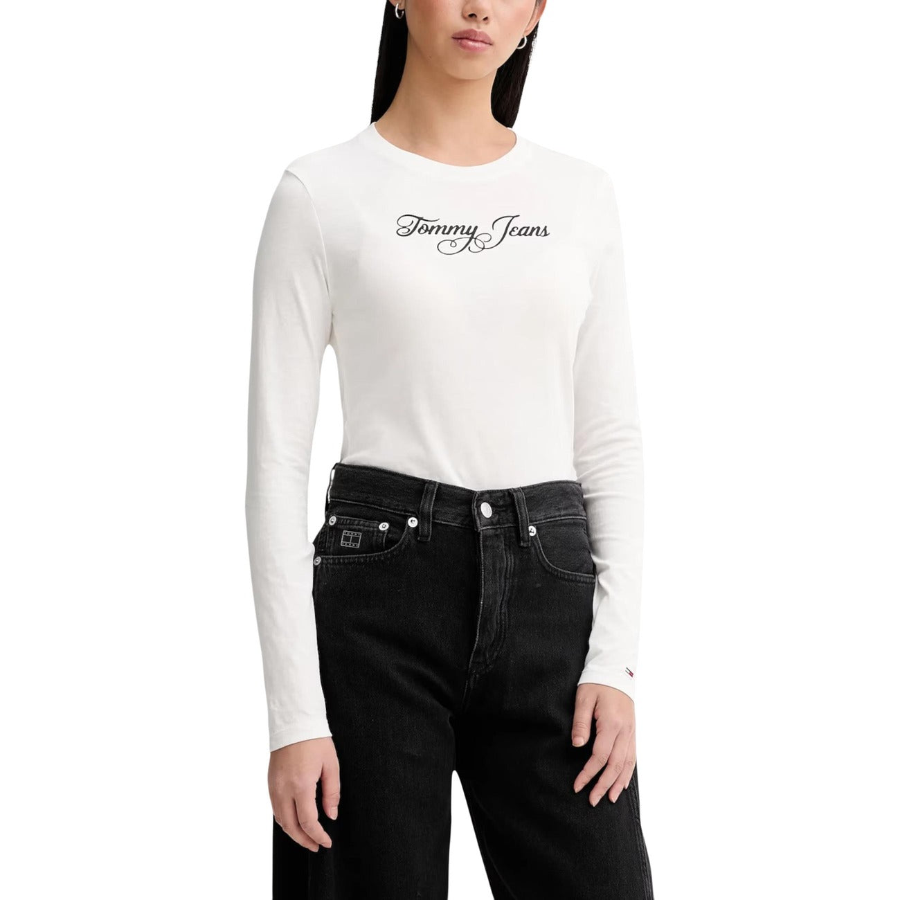 Maglia manica lunga Tommy Jeans; 100% cotone jersey, slim fit, maniche extra lunghe. Dettaglio ricamo, colore bianco, lunghezza normale.