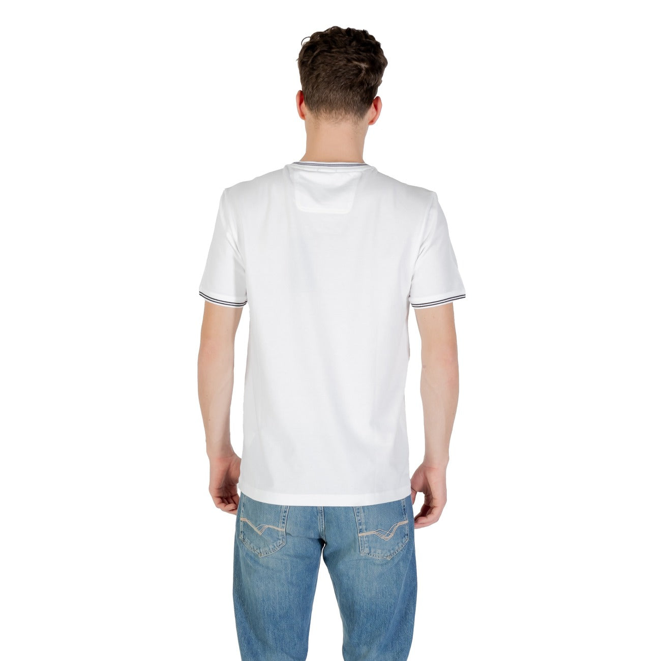 T-shirt BOSS Uomo Bianca; 92% Cotone, 8% Elastam. Tessuto piqué elasticizzato, vestibilità regular, logo e righe a contrasto. Lavabile a 30°C, stile casual-premium. Vista posteriore 