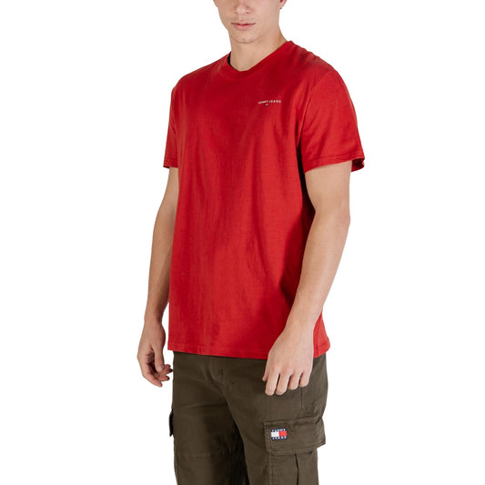T-shirt Tommy Jeans Slim Linear; 100% Cotone Rigenerato. Taglio slim fit, logo frontale distintivo, maniche corte. Comfort sostenibile per un look casual ricercato. Colore rosso. Vista frontale Laterale 