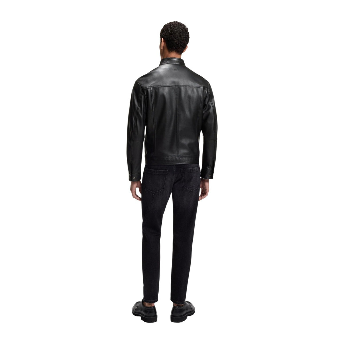 Giacca pelle nera uomo BOSS JOSLAY1. Giubbotto biker slim fit in 100% pelle sostenibile certificata LWG con colletto imbottito e dettagli metallici.