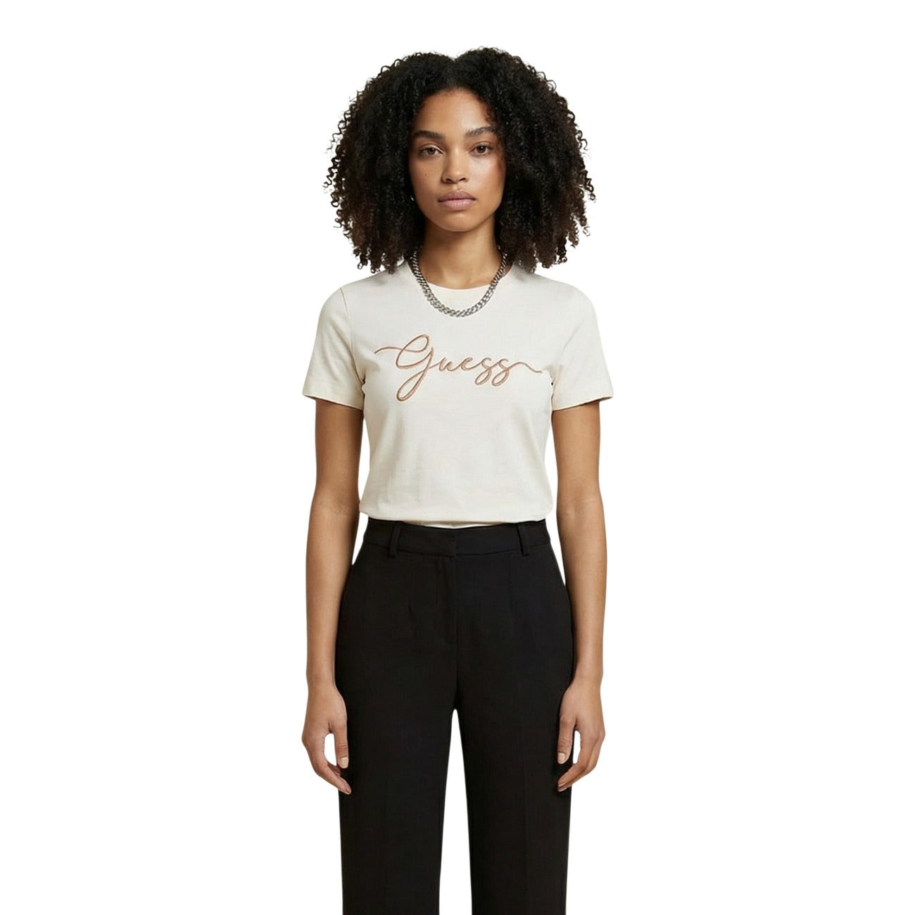 T-shirt biancq a maniche corte da donna Guess Active CIRCE SS CN T-SHIRT. realizzata in puro cotone. logo Guess stampato con eleganza sul petto, la vestibilità è regolare e il taglio è classico vista frontale 