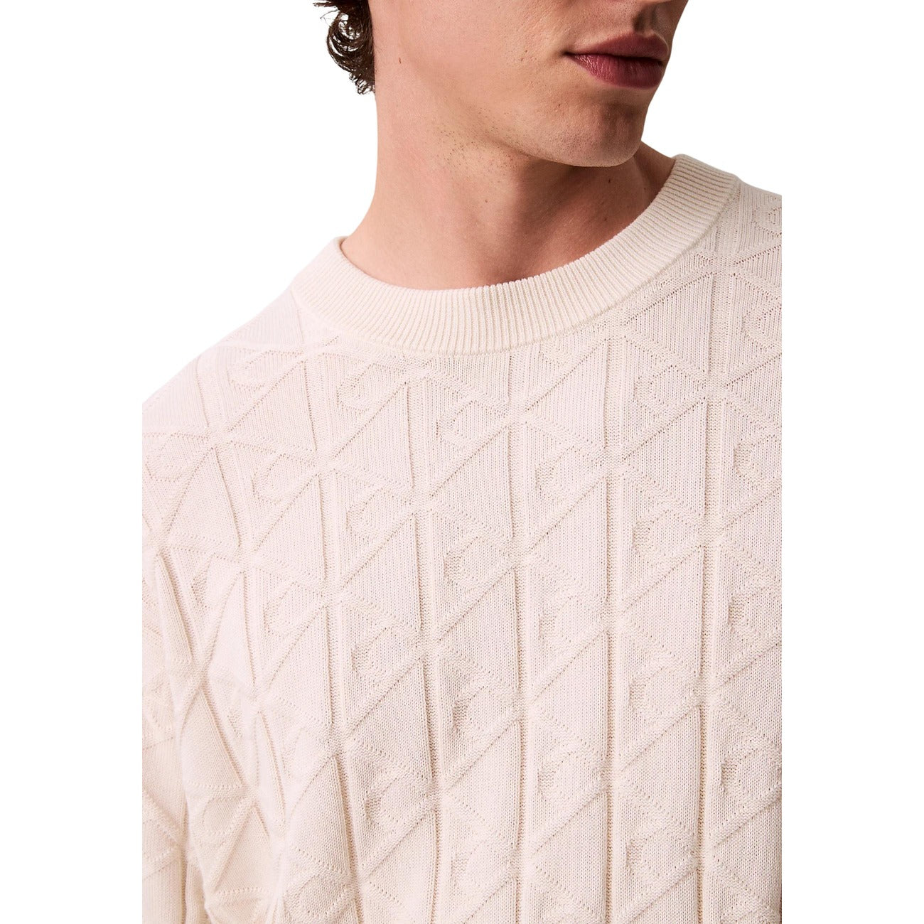 Maglione Relaxed Calvin Klein; Logo All-Over. 100% Cotone. Girocollo, finiture a costine, vestibilità comoda. Design d'autore minimale e ricercato.