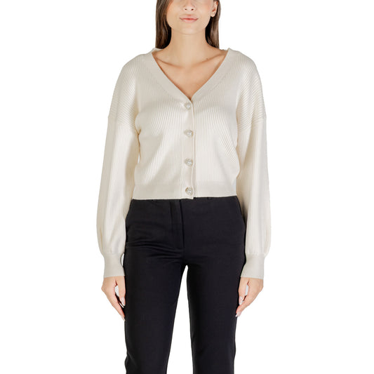 Cardigan Guess LS VN HANNA CARDI SWTR donna beige con bottoni maniche lunghe scollo a V 50% viscosa 28% poliestere 22% poliammide - vista frontale indossato da modello
