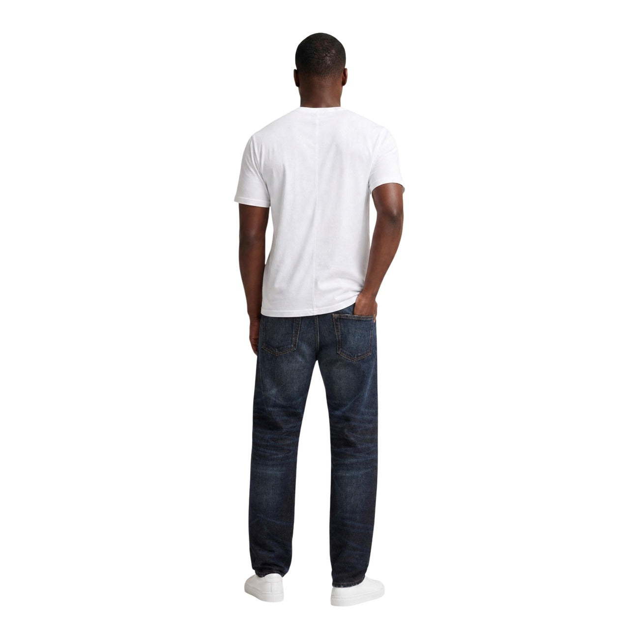 Jeans Regular/Loose Blu Calvin Klein; 100% Cotone. Taglio dritto, 5 tasche, vita media. Cuciture iconiche e logo applicato. Stile retro-contemporaneo, resistente e traspirante. Posteriore figura intera 