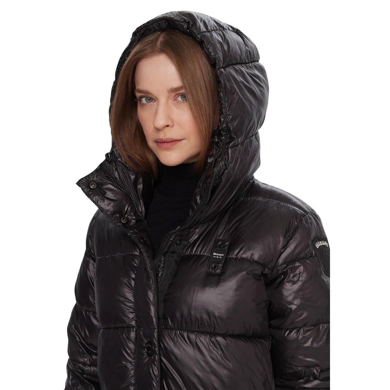 Piumino lungo Blauer nero donna Adelaide 26WBLDK02073. Giubbotto lungo al polpaccio nero lucido trapuntato con cappuccio, zip doppio cursore, bottoni automatici e logo Blauer, cappotto invernale casual da donna.