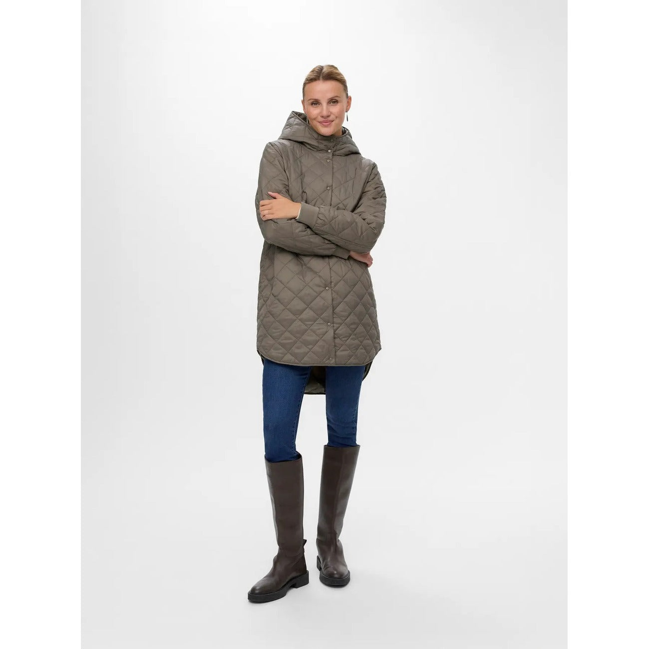 Giambotto donna Vero Moda Brown/Bungee Cord 10252112. Cappotto corto leggero con cappuccio e bottoni automatici, giacca mezza stagione imbottita con polsini a coste, abbigliamento donna autunno inverno