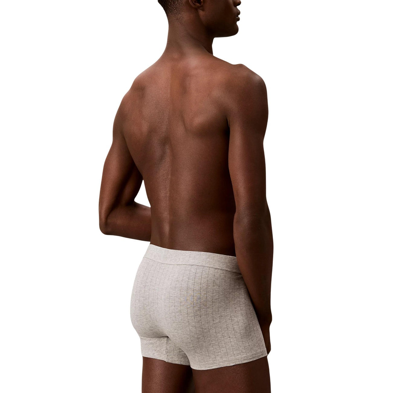 Boxer Uomo grigio Calvin Klein Trunk; Modello corto aderente in cotone e lycra elasticizzata. Tessuto a righe verticali tono su tono con etichetta logo New York City sulla vita elastica, stile casual-luxury 4 stagioni. Posteriore 