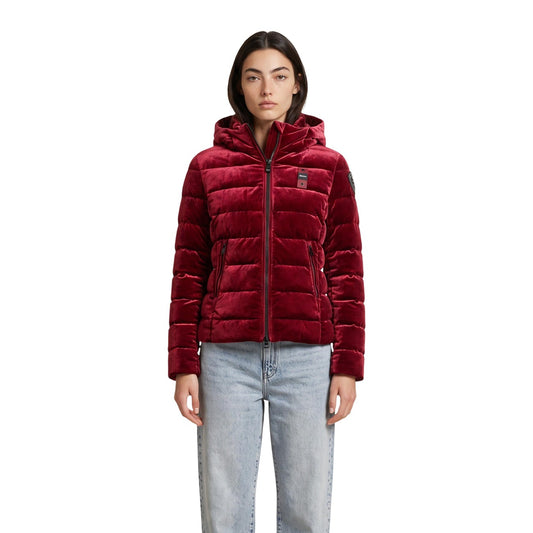 Piumino bordeaux donna velluto lucido Blauer. 26WBLDC03363. Giambotto sagomato sfiancato iridescente imbottito in piuma con cappuccio, coulisse sul fondo e scudetto glitterato.