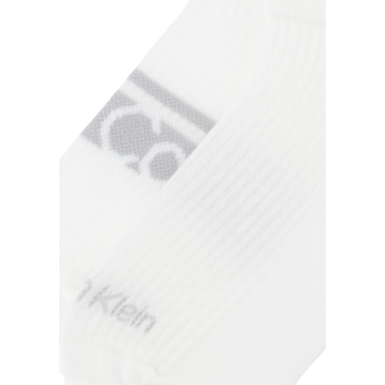 Pack 2 Paia Calzini Sneaker CK Jeans; bianco. 59% Cotone, 38% Poliammide, 3% Elastam. Logo a contrasto sulla fascia, taglio basso, tessuto tecnico-morbido anti-usura. Dettaglio logo 