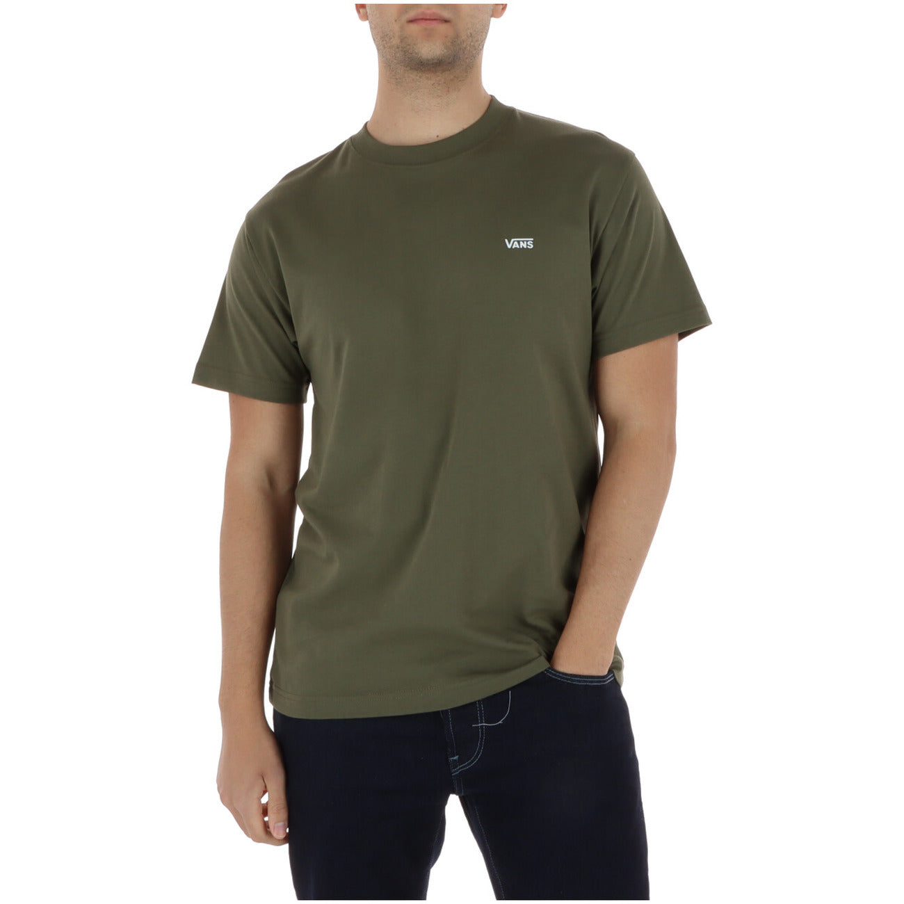 Vans Left Chest Tee; regular fit, taglio lungo, 100% cotone. La t-shirt bianca iconica ed essenziale per lo stile quotidiano. Colore verde. Vista frontale 