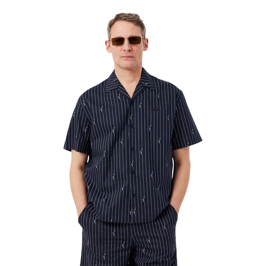 Camicia Lacoste Relaxed Fit; 100% Cotone Organico. Stampa righe e coccodrilli all-over, collo aperto, taglio boxy. Dettagli pregiati con bottoni incisi e logo ricamato. Vista frontale 
