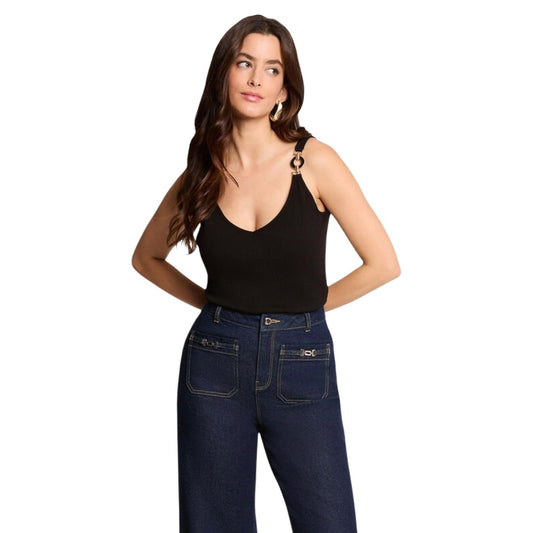 Canotta Morgan De Toi Daniela; cotone biologico elasticizzato, scollo a V profondo. Spalline con anelli metallici, taglio aderente e confortevole. Colore solido, stile contemporaneo e sostenibile. Colore nero vista frontale 