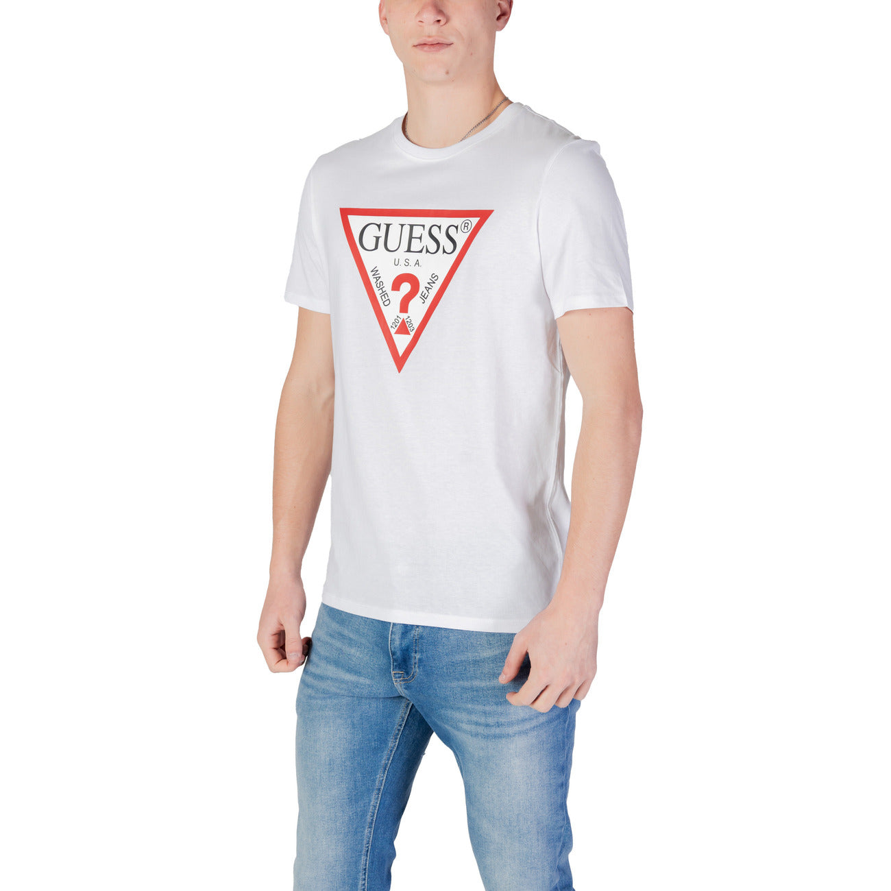 T-shirt Guess SS ORIGINAL LOGO uomo bianca con stampa maniche corte scollo tondo 100% cotone - vista laterale indossata da modello

