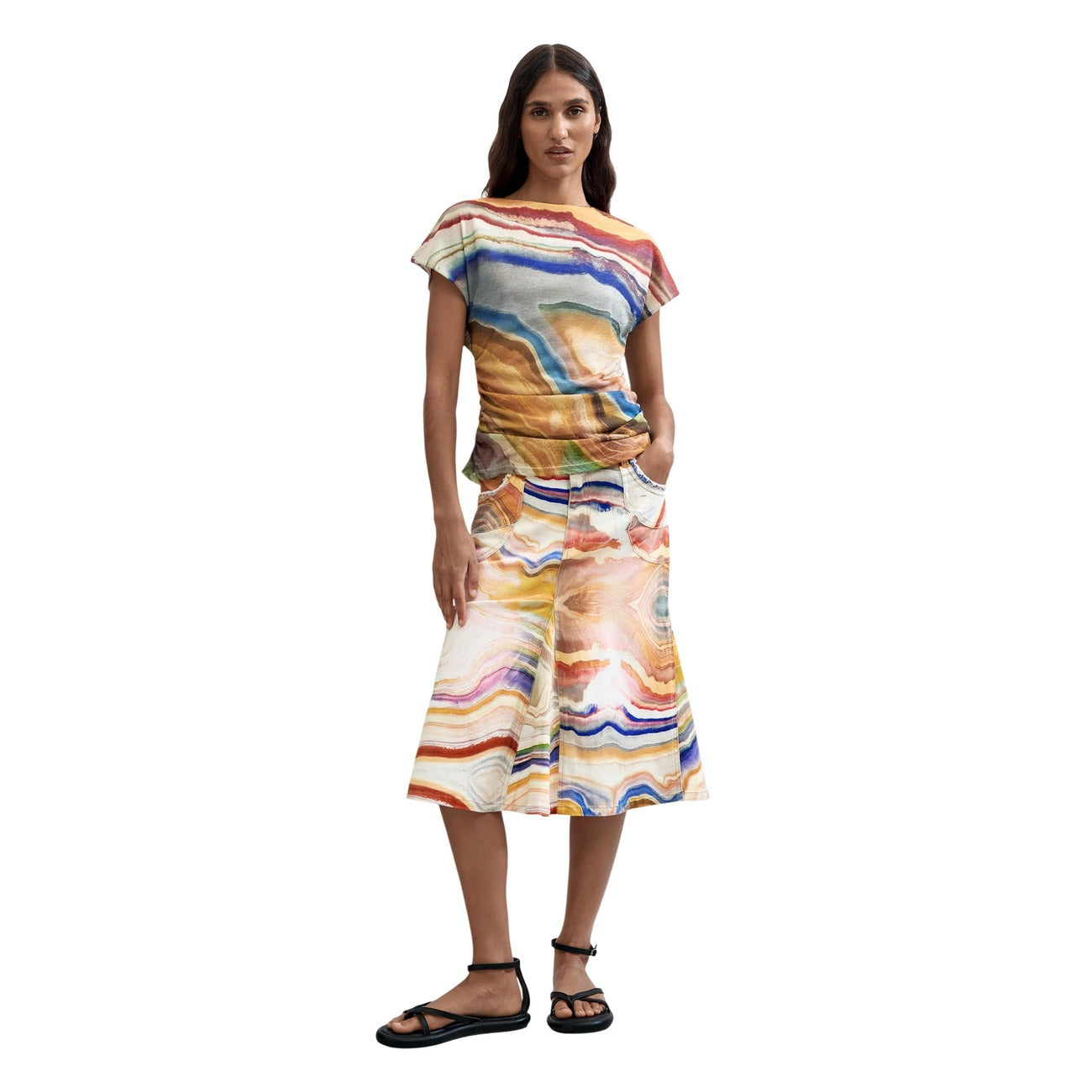 T-shirt Desigual donna beige modello TS_REIKIAVIK. Maglietta a maniche corte in tessuto a maglia beige con stampa astratta colorata all-over, scollo a barca e vestibilità regolare, stile casual estivo e contemporaneo.