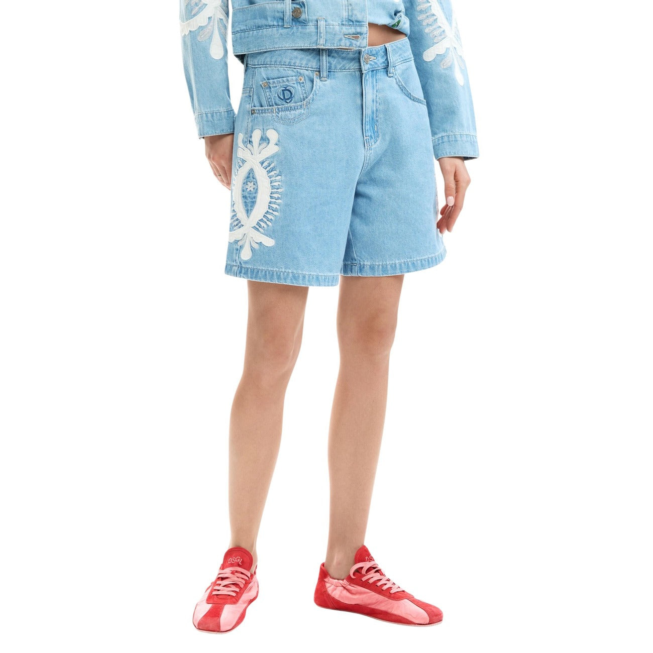 Shorts Denim Desigual Ricamati; 100% Cotone Sostenibile. Colore blu con dettagli multicolore, chiusura con zip e bottone, logo in rilievo. Fit regular, collezione SS26. Vista frontale 