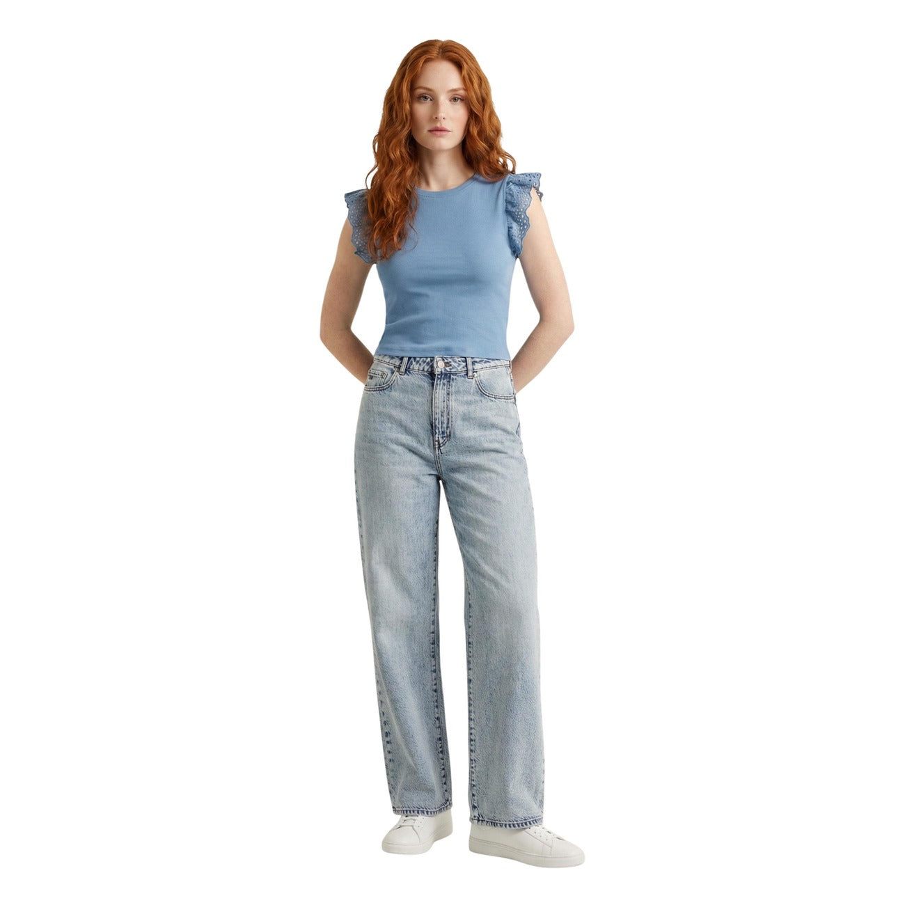 T-shirt Only Mathilda; Cotone elasticizzato. Maniche con balze in pizzo, girocollo, vestibilità aderente. Capo leggero, confortevole e raffinato. Ideale per Primavera/Estate. Colore azzurra vita frontale figura intera 