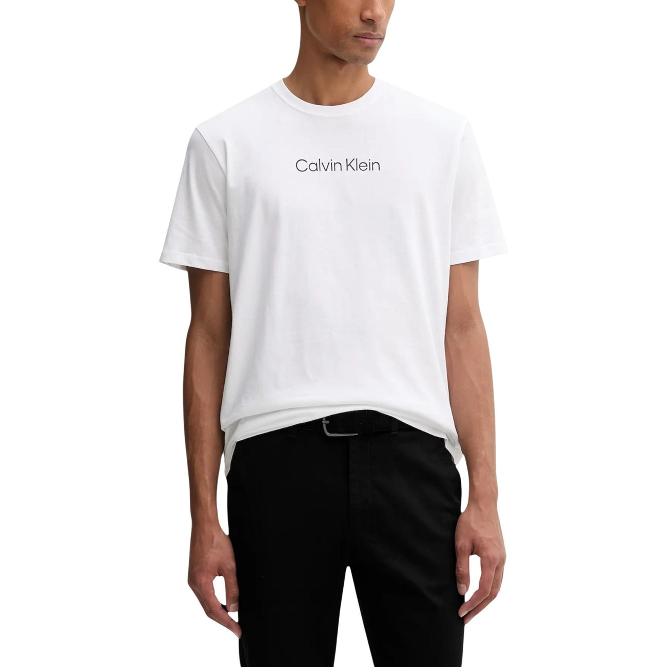 Calvin Klein T-shirt Logo; 100% cotone premium, manica corta, vestibilità regolare. Il capo base essenziale per il guardaroba maschile firmato CK. Colore bianco. Vista frontale