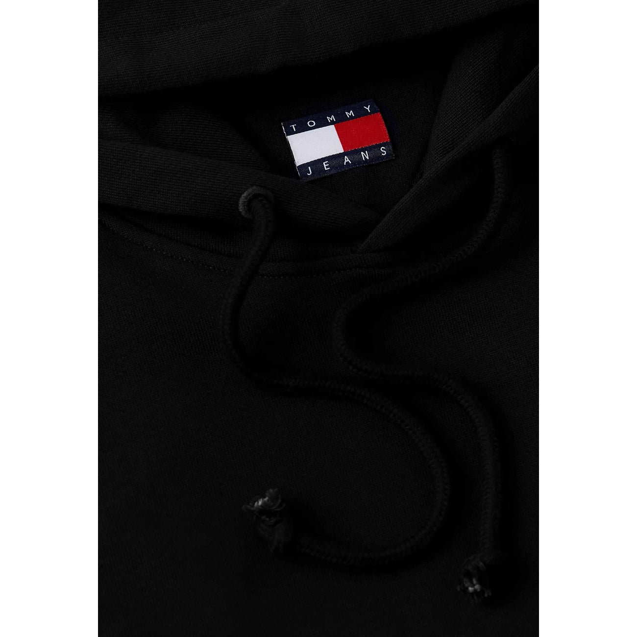 Felpa nero Tommy Jeans con Cappuccio; 100% Cotone Rigenerato. Tessuto pesante felpato, logo ricamato, vestibilità regular. Calda, sostenibile e ideale per il tempo libero.