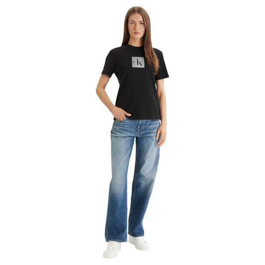 T-shirt Calvin Klein Jeans Donna Nera; 100% Cotone. Logo CK frontale, maniche corte, vestibilità regular. Capo essenziale e versatile per tutte le stagioni, stile casual-chic. Figura intera 