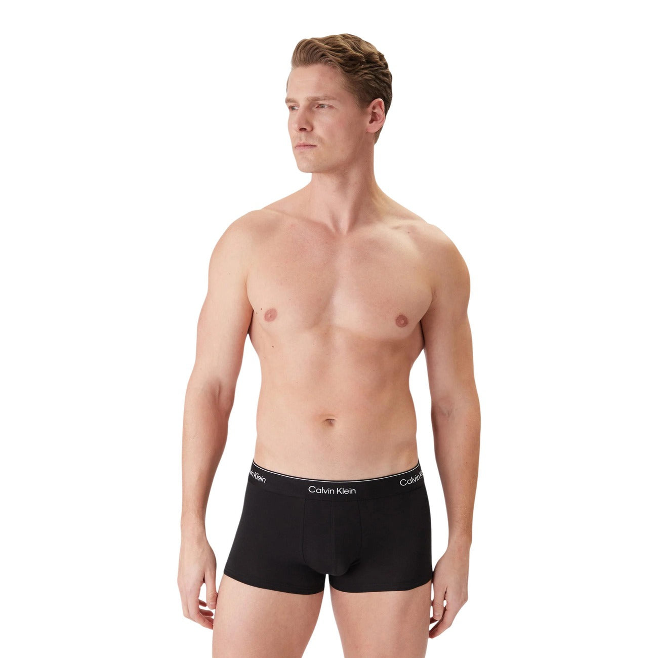 Pack 3 Boxer Low Rise CK; Cotone Stretch. Vita bassa, 95% Cotone, fascia logata a contrasto. Traspiranti, aderenti e progettati per il massimo supporto. Stile versatile per ogni occasione. Nero 