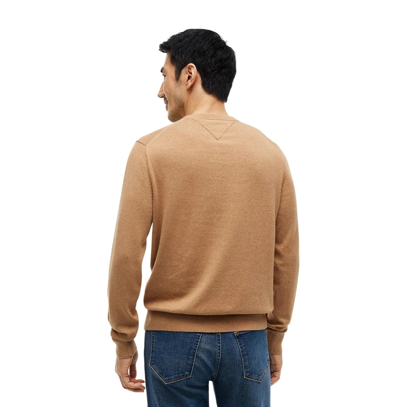 Maglione Tommy Hilfiger uomo MW0MW28046. Pullover a girocollo in misto cotone pima e cashmere, vestibilità regular con spalle scese, nastro a righe global nel colletto e logo bandiera ricamato, abbigliamento uomo autunno inverno.