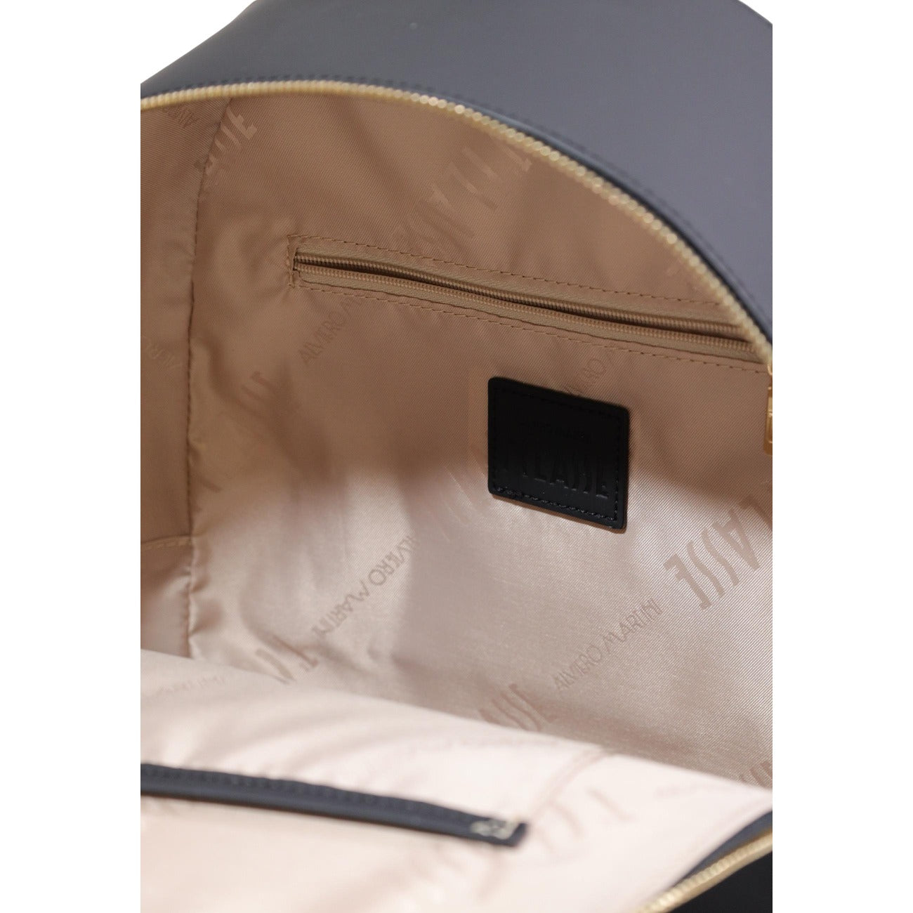 Zaino Alviero Martini Nero; Profili Geo Classic. Chiusura con cerniera, logo in rilievo, maniglia superiore. Dimensioni 30x12x12 cm. Zainetto elegante e funzionale adatto a tutte le stagioni Vista interna 