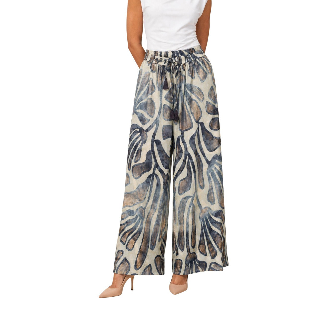 Pantaloni Ampi Ayfee; Misto Seta. Vita elastica con coulisse e nappine, tasche laterali, stampa grafica. Tessuto leggero, fresco e fluido per un look di tendenza.