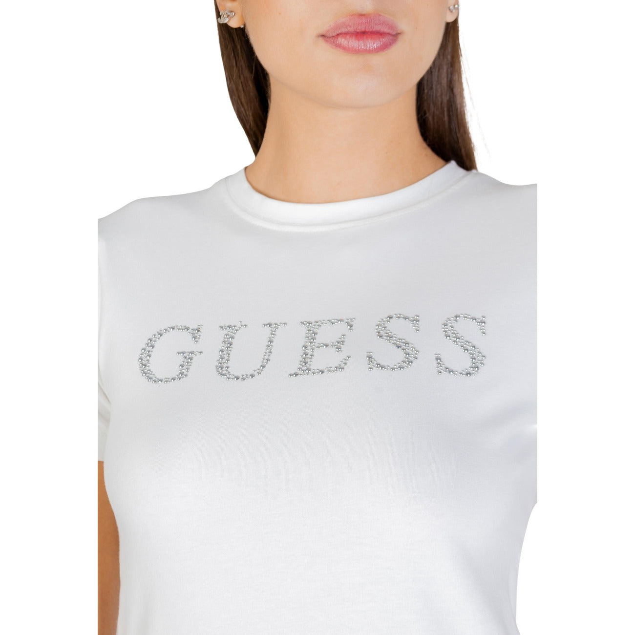 Guess Active Octavia Tee; 95% cotone, logo con dettagli luminosi, taglio regular. La t-shirt sportiva che unisce comfort e glamour. Colore bianco con strass argento. Vista frontale Dettaglio logo 
