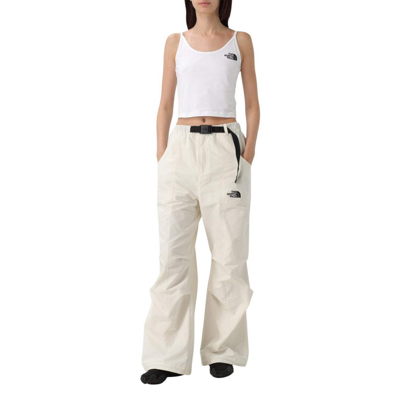 Canotta The North Face donna bianca smanicata - vista frontale indossata da modello figura intera