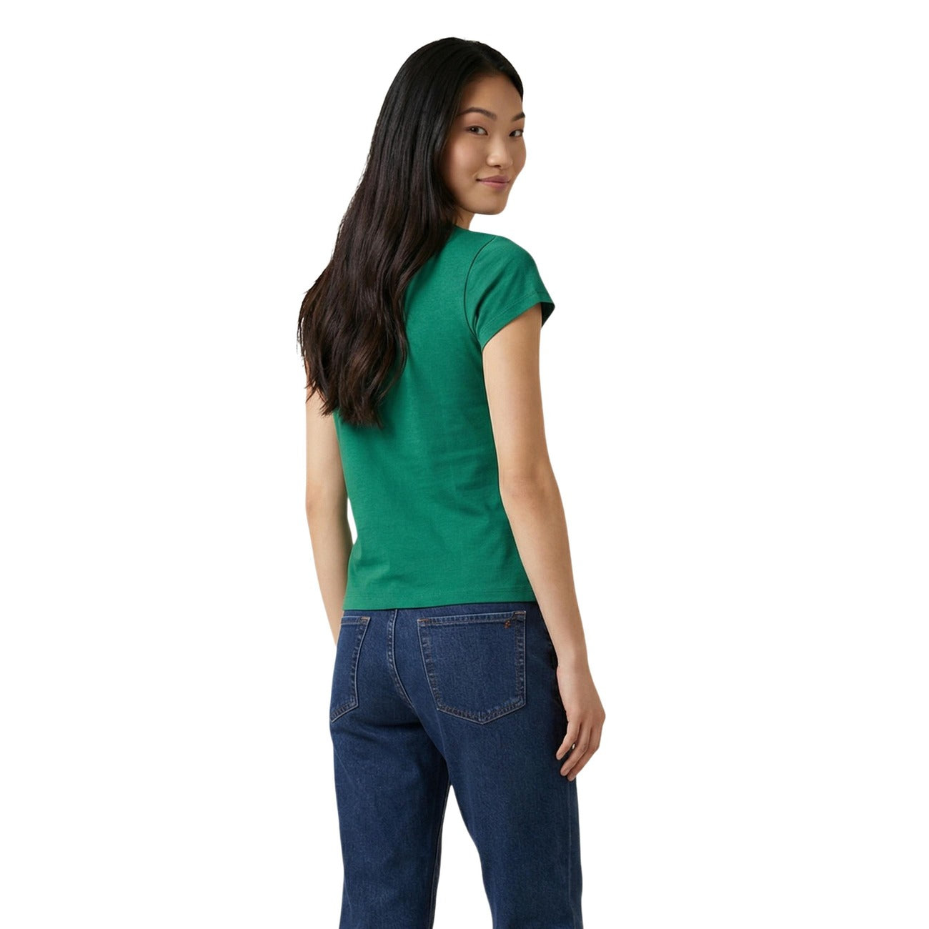 t-shirt verde maniche corte da donna Calvin Klein Jeans. Realizzata con il 95% di cotone e il 5% di elastam/lycra, offre una vestibilità aderente ma flessibile. Vista posteriore 