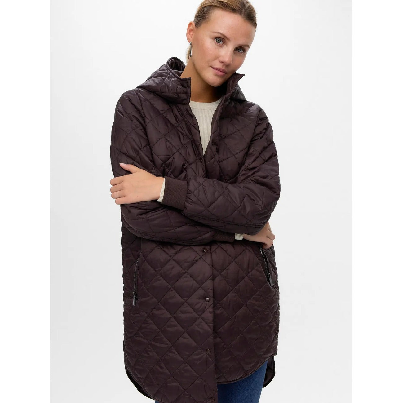 Giambotto donna Vero Moda marrone cioccolato 10252112. Cappotto corto leggero con cappuccio e bottoni automatici, giacca mezza stagione imbottita con polsini a coste, abbigliamento donna autunno invern