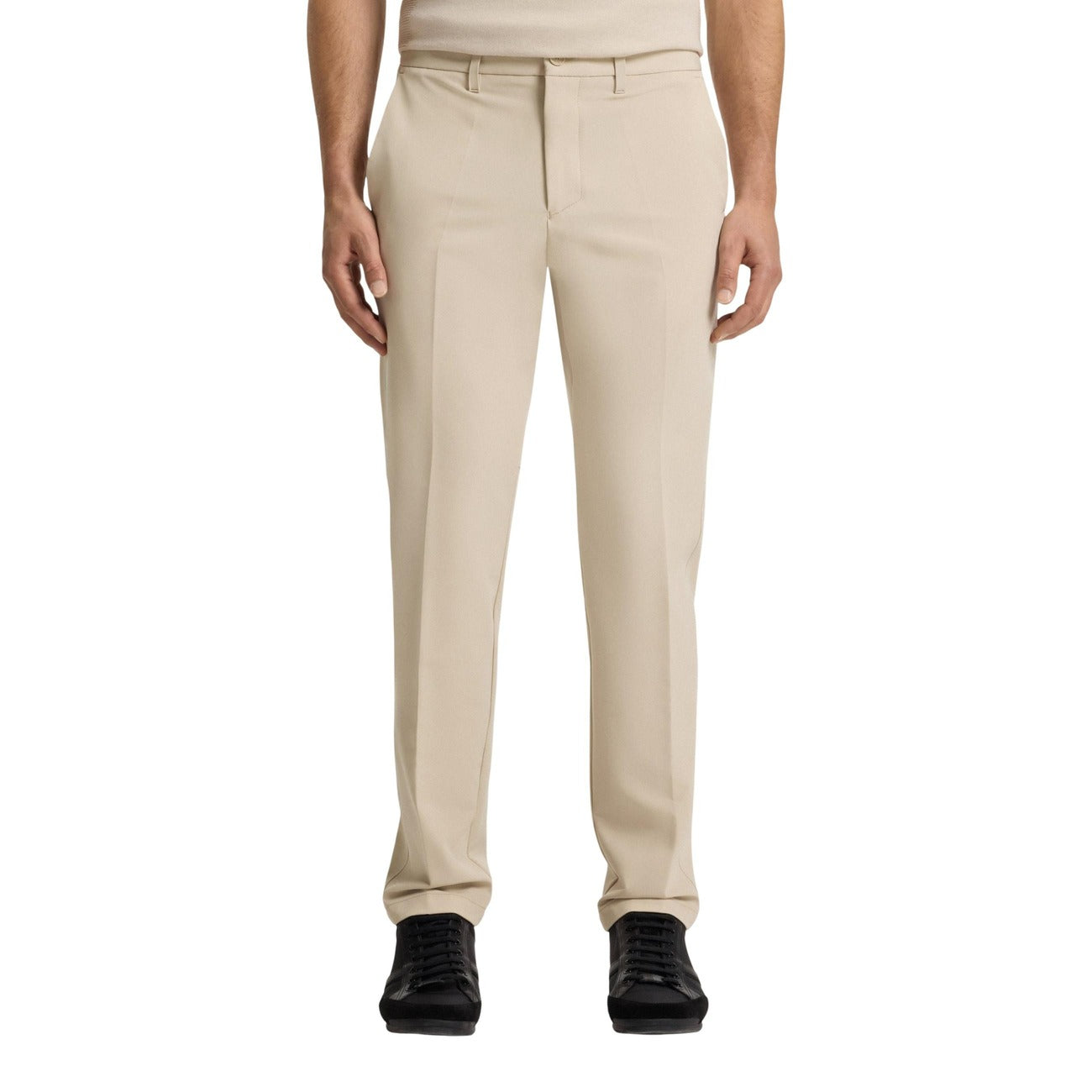 Pantaloni Boss T_Commuter; Slim Fit, tessuto tecnico 95% poliestere e 5% elastam. Altamente elasticizzati, antipiega e resistenti. Design minimalista e moderno, perfetti per un look urban-business dinamico. Colore beige chiaro 